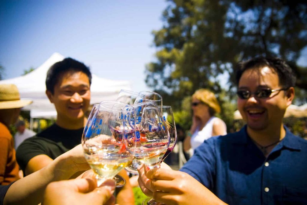 Alcohol consumption in public places - Cheers | Image 1